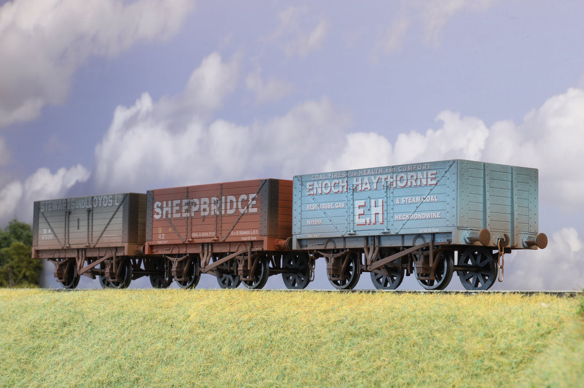 Dapol Finescale O Gauge Rake of Three Open Wagons, Weathered