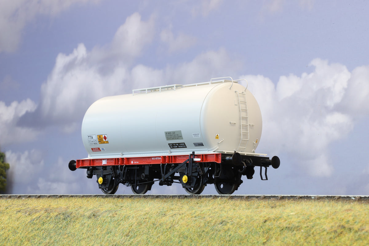 Dapol Finescale O Gauge TTA Tanker Esso Grey with Red Chassis