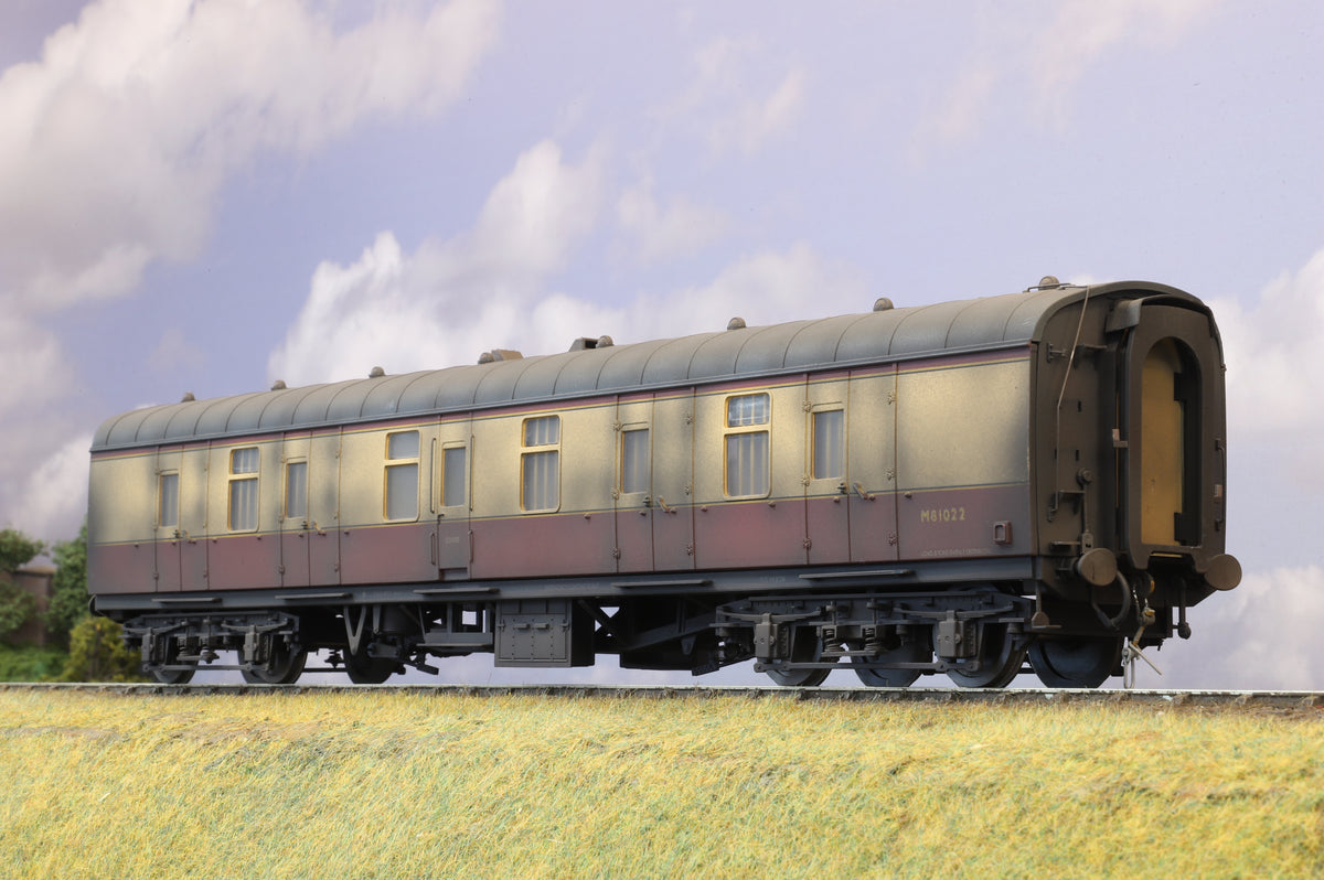 Heljan Finescale O Gauge 57&#39; MK1 BG Blood and Custard, Weathered