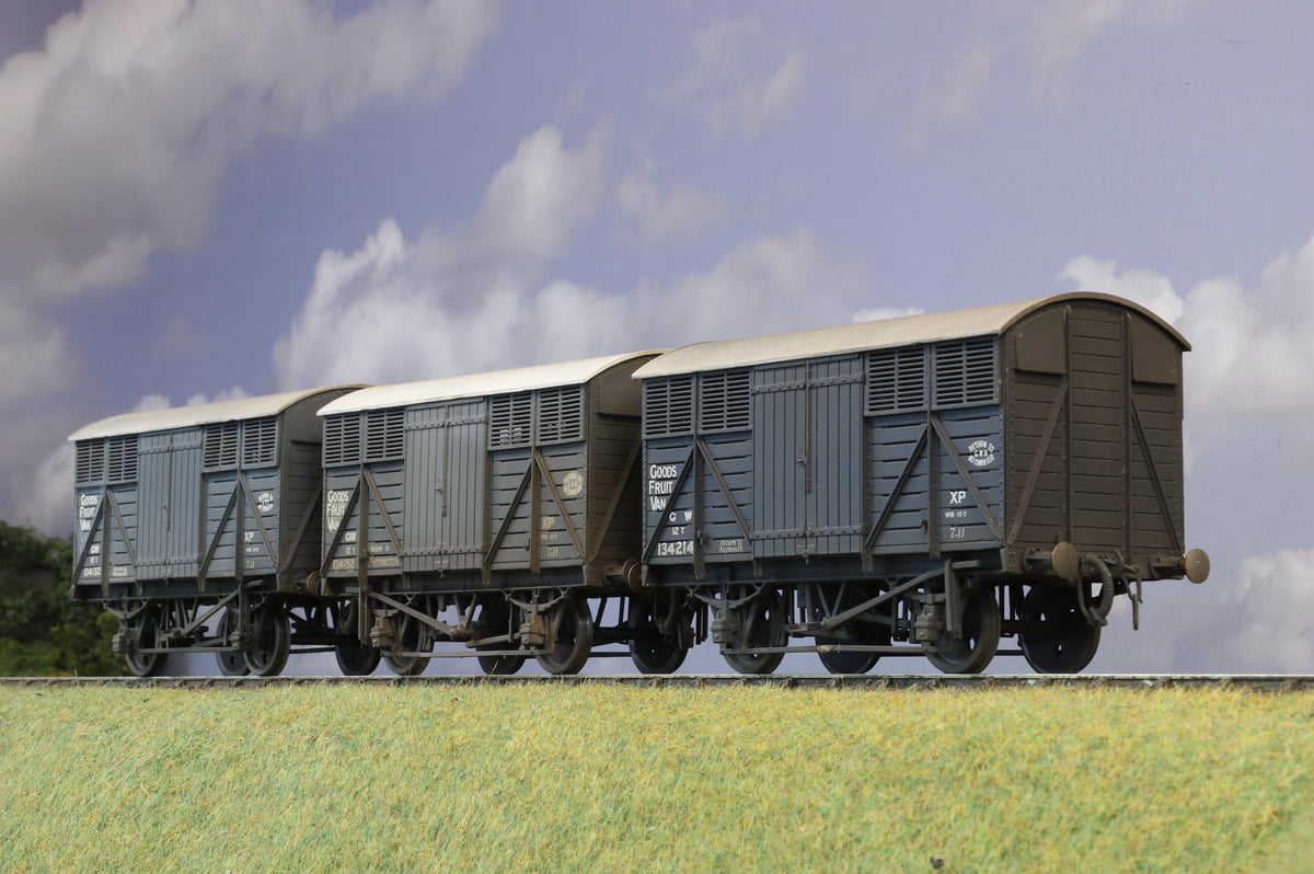 Kit-built Finescale O Gauge Rake of Three GWR Fruit Vans