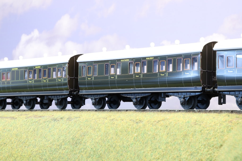 Ace Trains Coarse Scale O Gauge Rake of 3 Southern 6 Wheel Southern Green Coaches