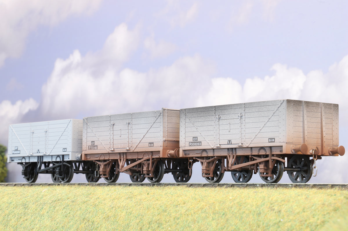 Dapol Finescale O Gauge Rake of Three BR Open Wagons, Weathered