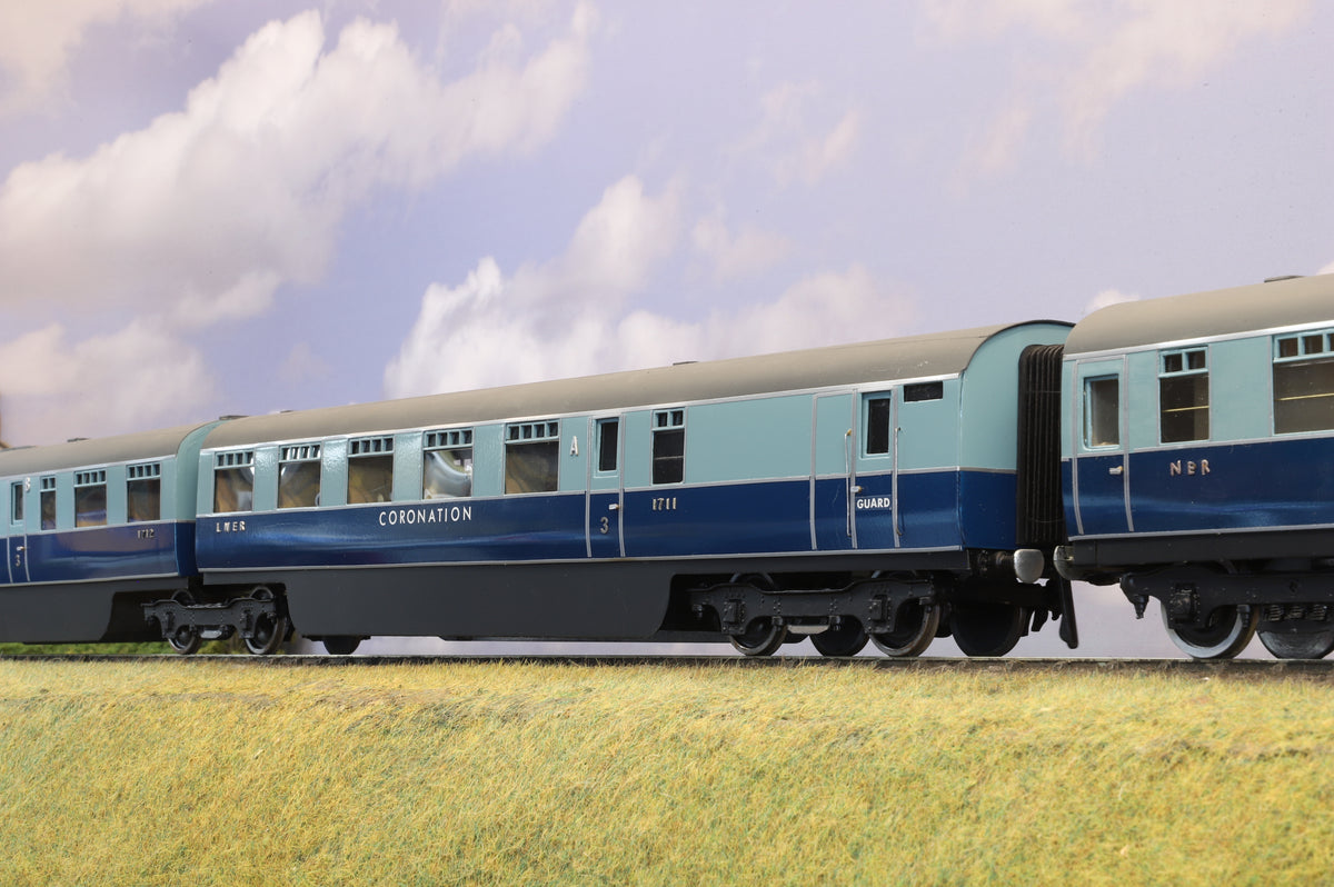 Kit-built Finescale O Gauge LNER Coronation 9 Car Set