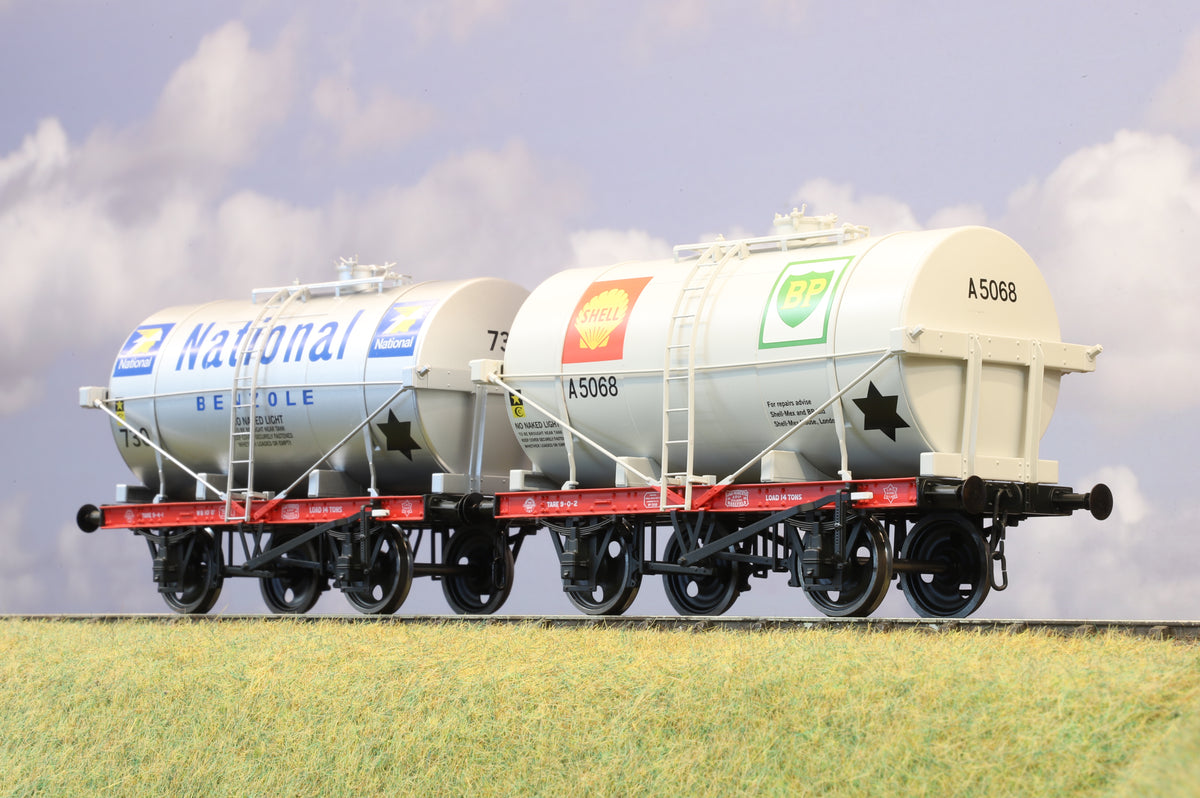 Dapol Finescale O Gauge Pair of 14Ton Tank Wagons