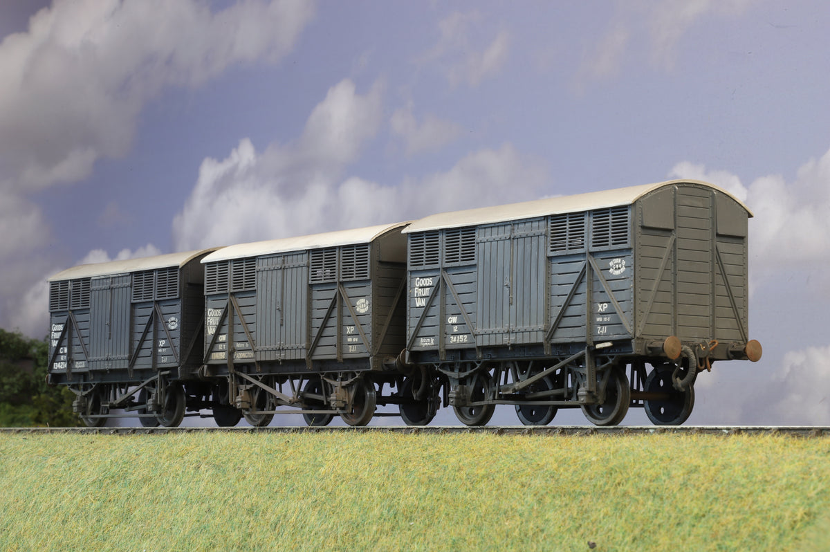 Kit-built Finescale O Gauge Rake of Three GWR Fruit Vans