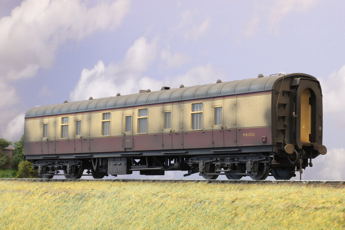 Heljan Finescale O Gauge 57&#39; MK1 BG Blood and Custard, Weathered