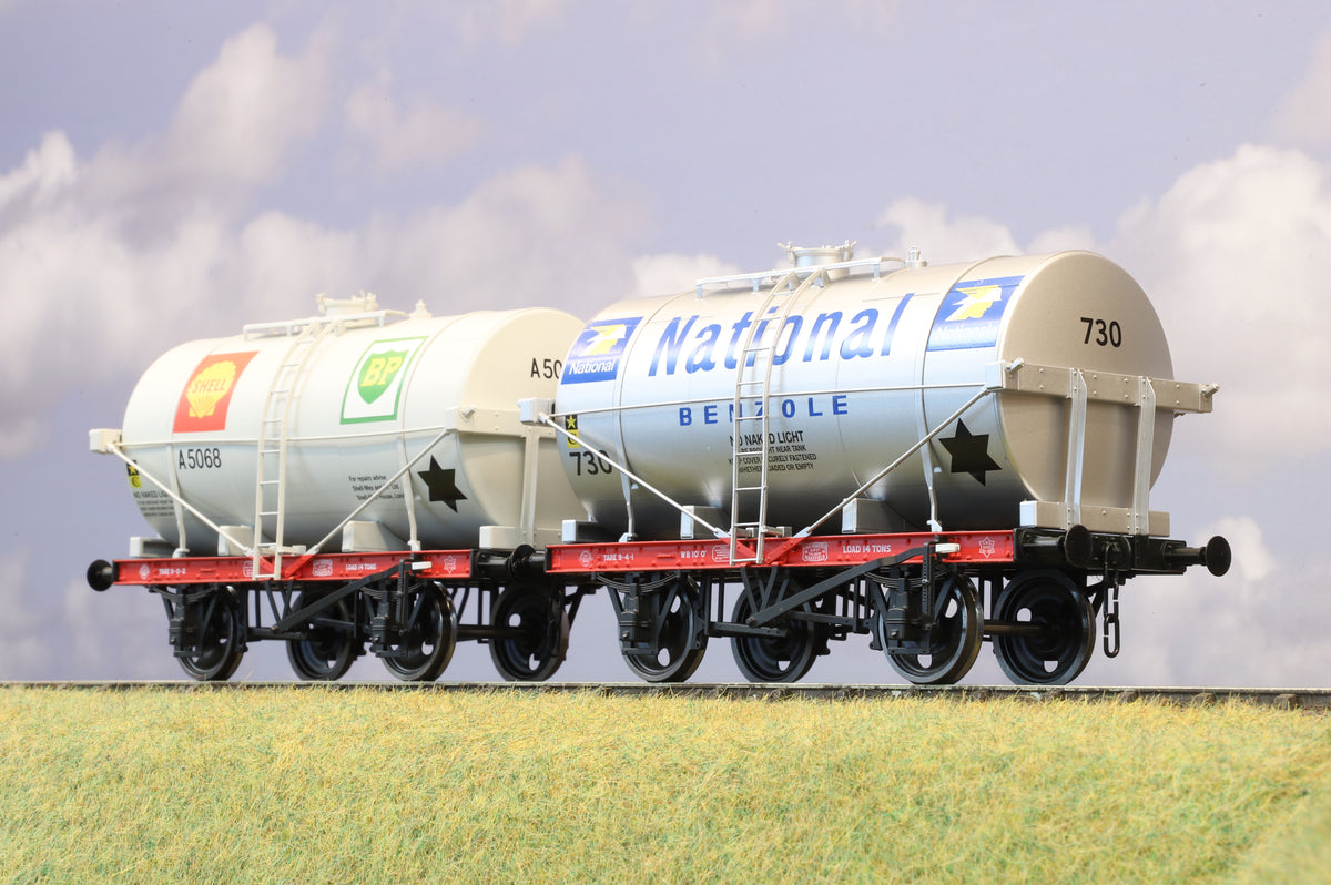 Dapol Finescale O Gauge Pair of 14Ton Tank Wagons
