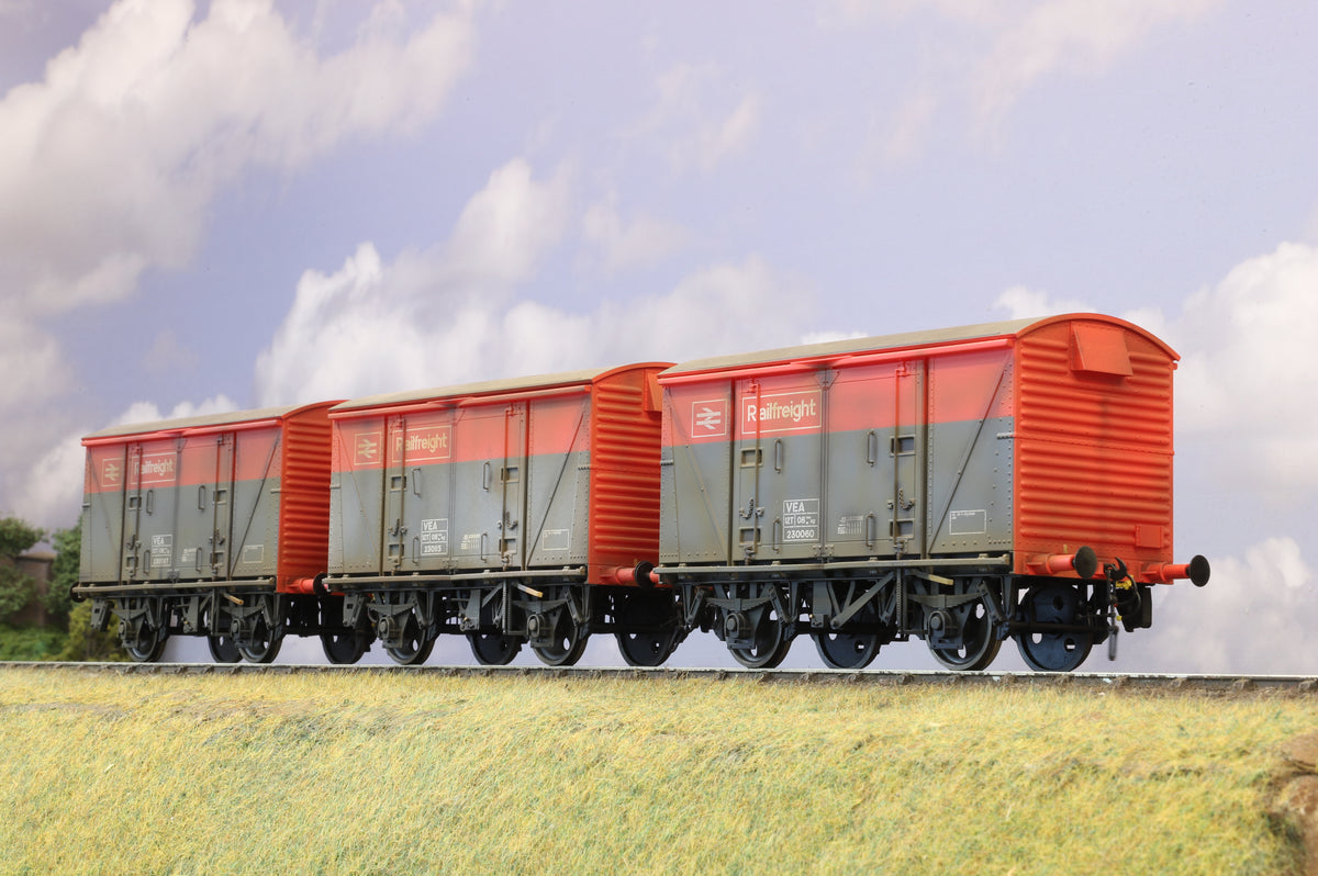 Dapol Finescale O Gauge VEA 12Ton Goods Vans Red / Grey Rake of 3 Weathered