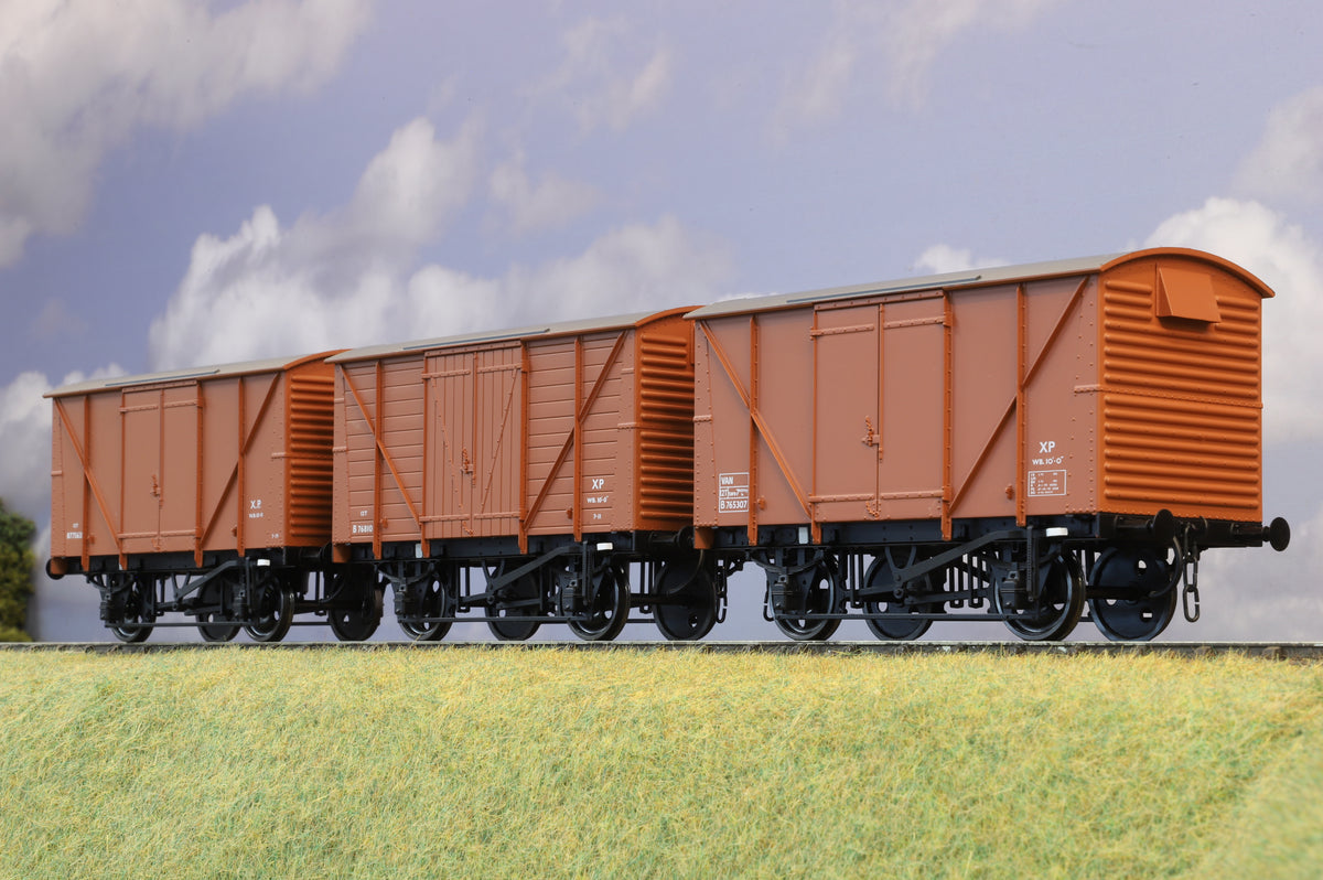 Dapol Finescale O Gauge Rake of 3 x BR Standard Vans