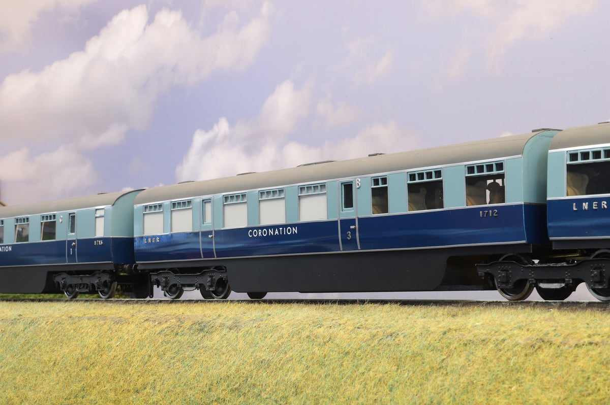 Kit-built Finescale O Gauge LNER Coronation 9 Car Set