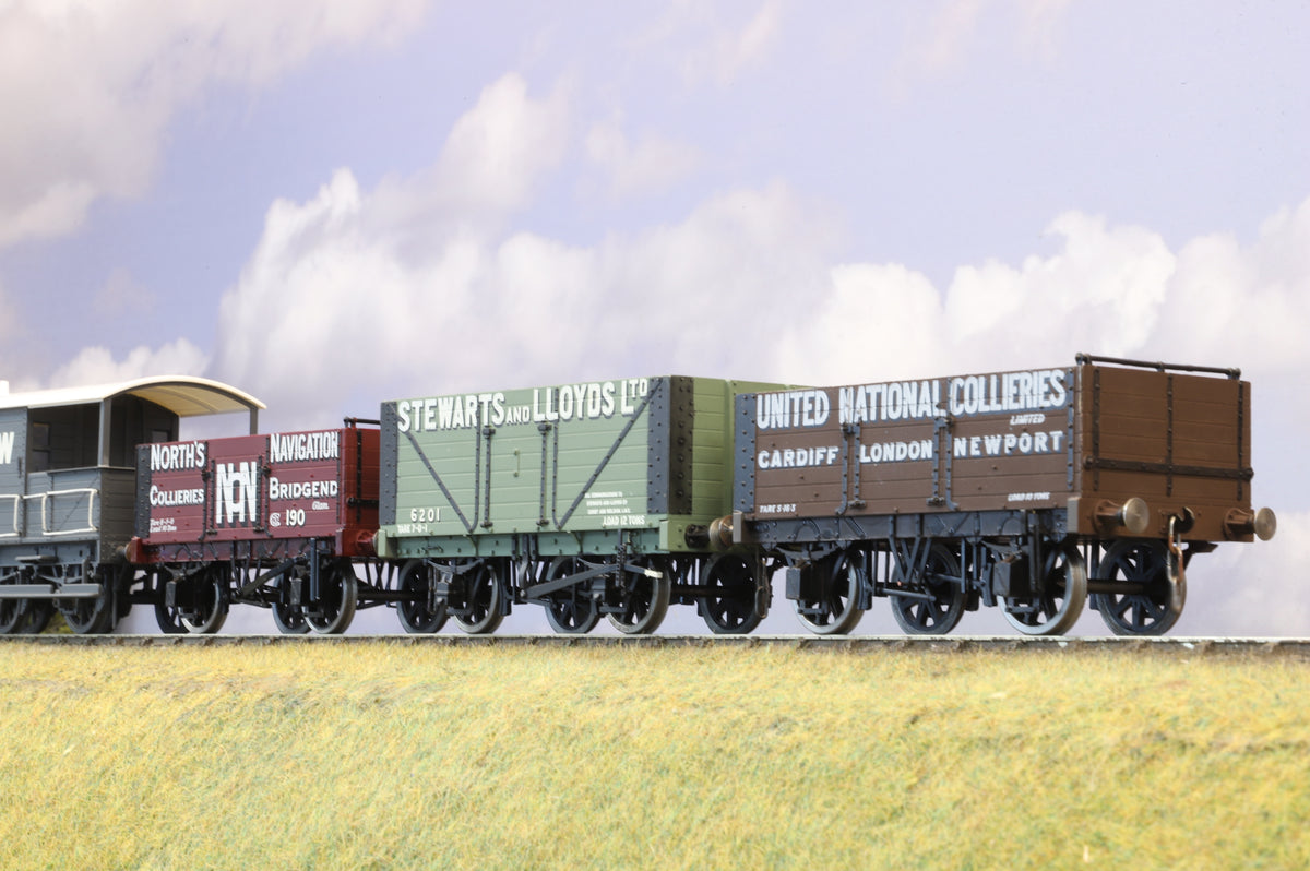 Slater&#39;s/ Peco Finescale O Gauge (Kit-Built) Rake Of 3 Private Owners Wagons &amp; GW Brake Van