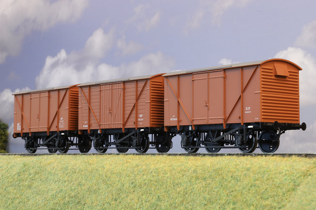 Dapol Finescale O Gauge Rake of 3 x BR Standard Vans