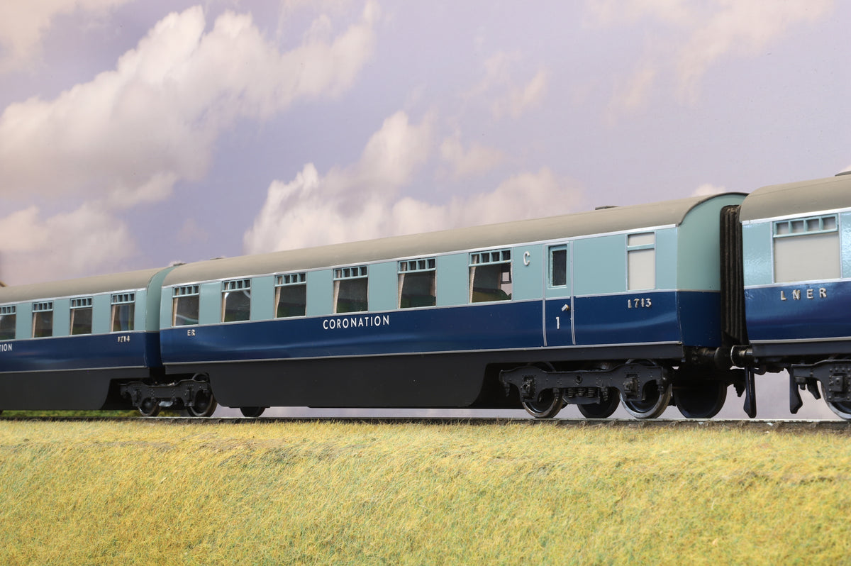 Kit-built Finescale O Gauge LNER Coronation 9 Car Set