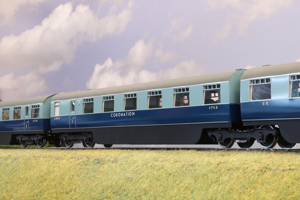 Kit-built Finescale O Gauge LNER Coronation 9 Car Set