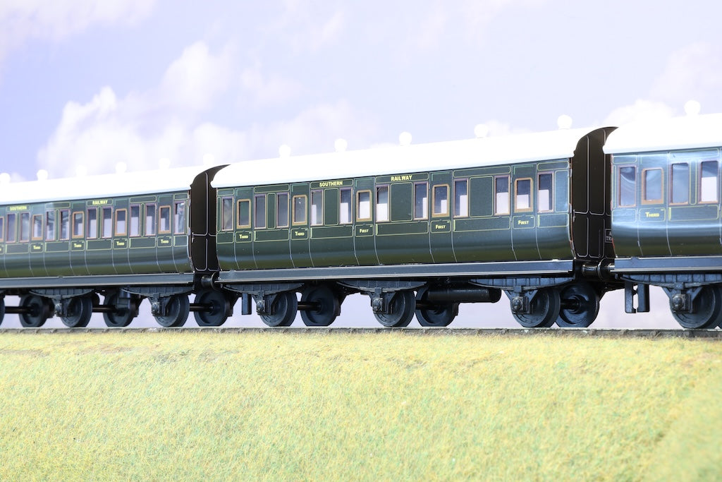Ace Trains Coarse Scale O Gauge Rake of 3 Southern 6 Wheel Southern Green Coaches