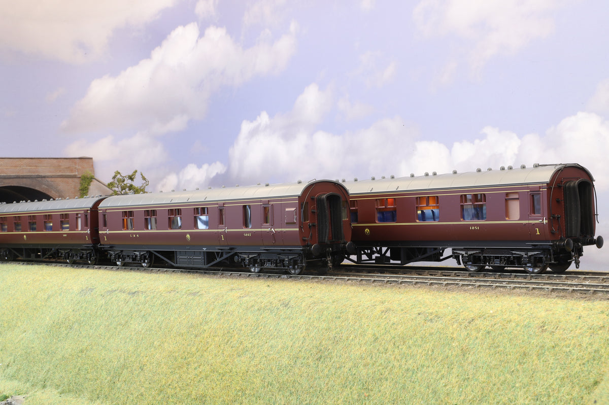 MTH Finescale O Gauge Rake of 4 x LMS Stanier Coaches