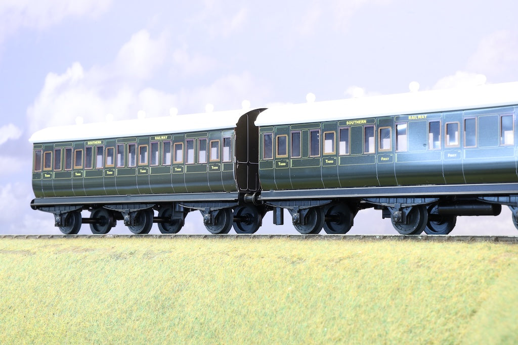 Ace Trains Coarse Scale O Gauge Rake of 3 Southern 6 Wheel Southern Green Coaches
