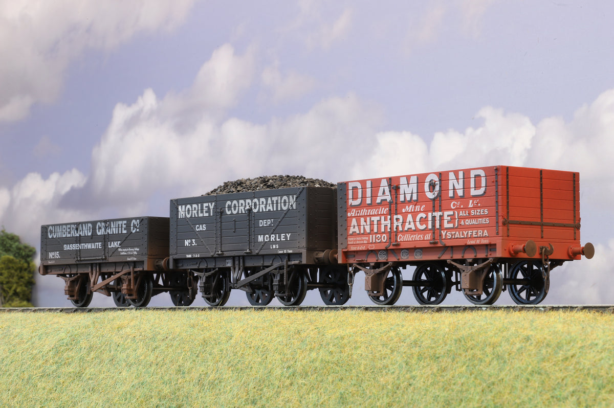 Dapol Finescale O Gauge Rake of Three Open Wagons, Weathered