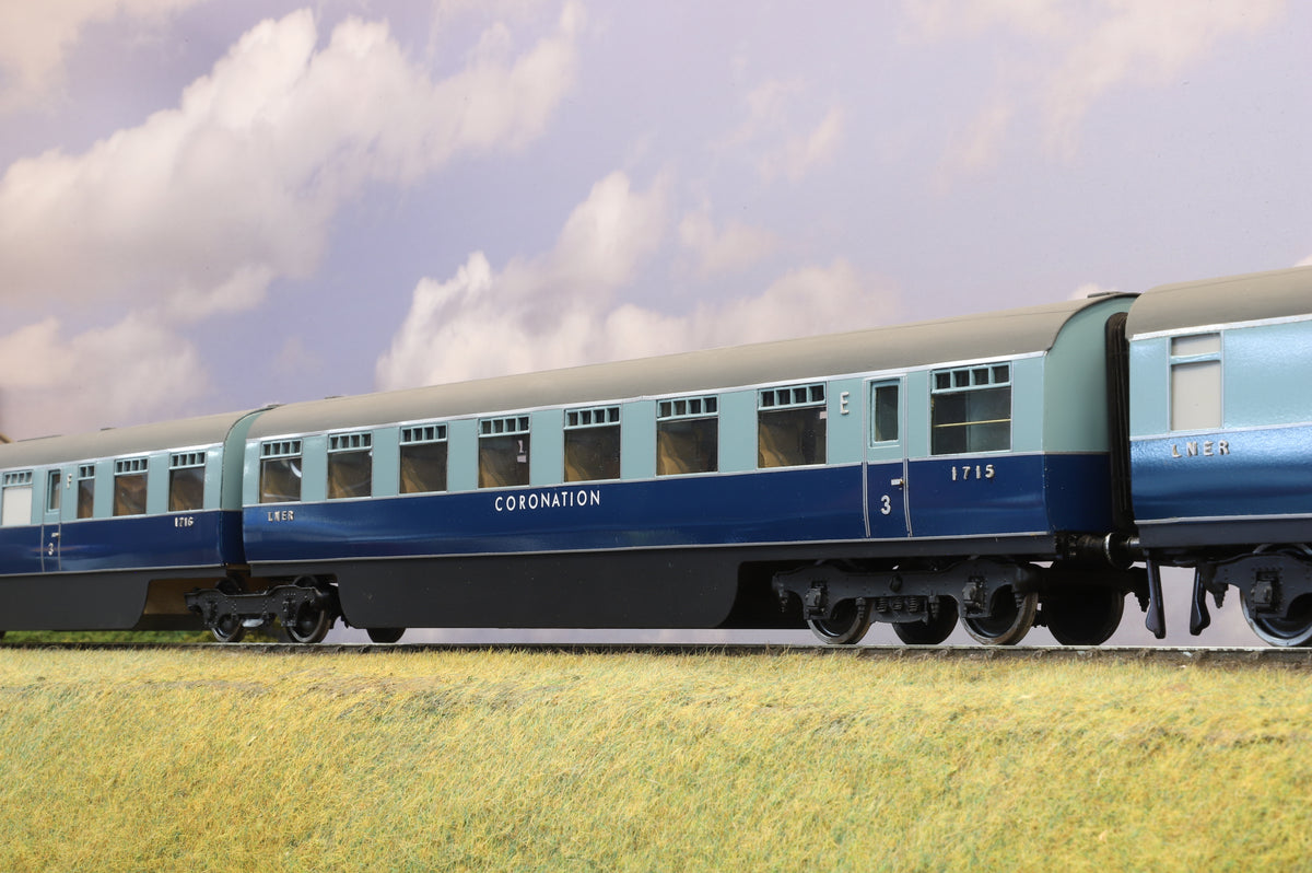 Kit-built Finescale O Gauge LNER Coronation 9 Car Set