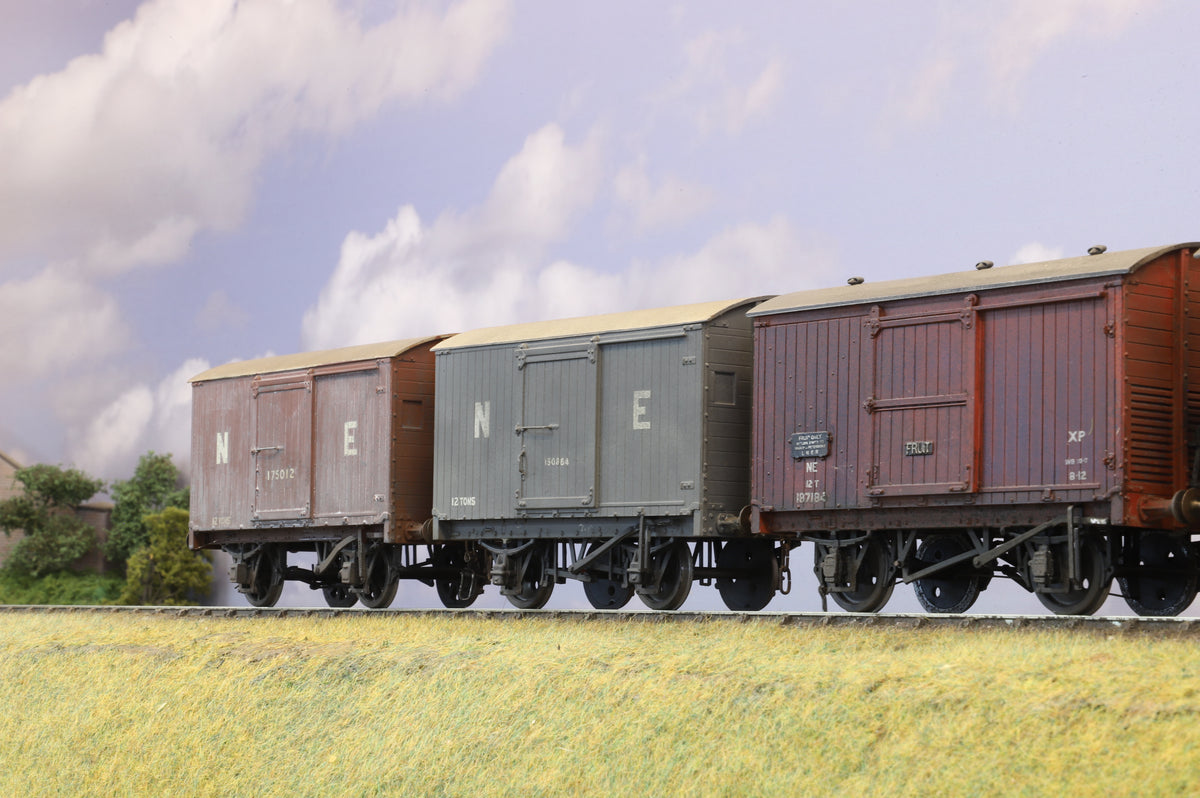 Parkside Finescale O Gauge (Kit-Built) Rake Of 4 NE Box Vans, Weathered