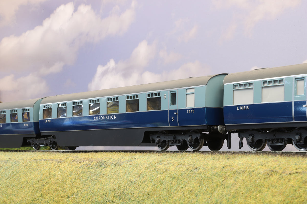 Kit-built Finescale O Gauge LNER Coronation 9 Car Set