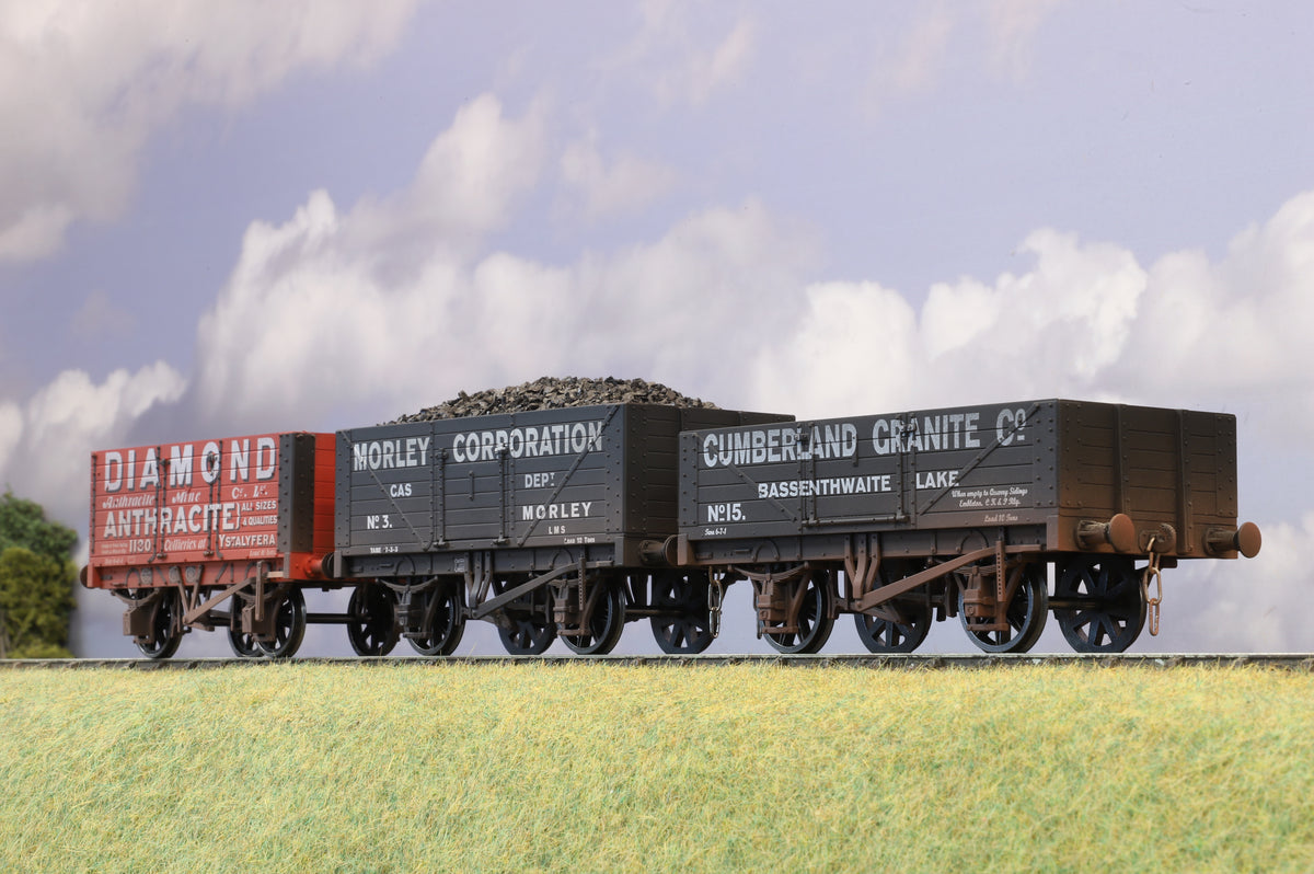 Dapol Finescale O Gauge Rake of Three Open Wagons, Weathered