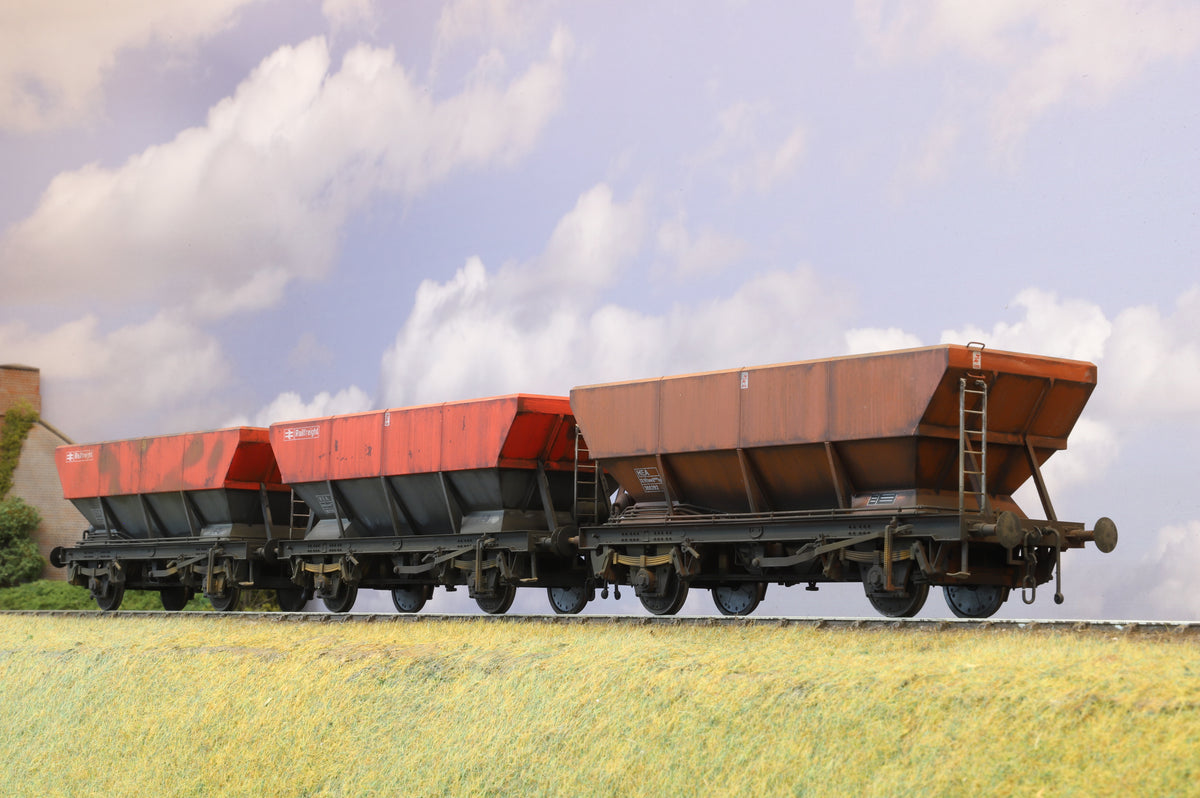 Dapol Finescale O Gauge Rake of Three HEA Coal Hopper, Railfreight Red/Grey and Bauxite, Weathered