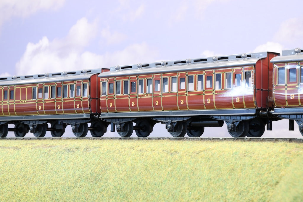 Ace Trains Coarse Scale O Gauge Rake of 3 LMS 6 Wheel LMS Red Coaches