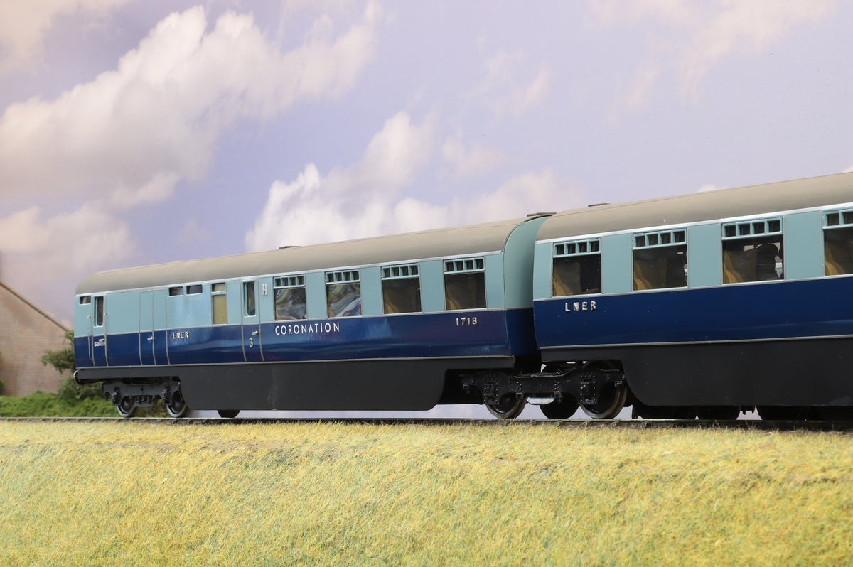 Kit-built Finescale O Gauge LNER Coronation 9 Car Set