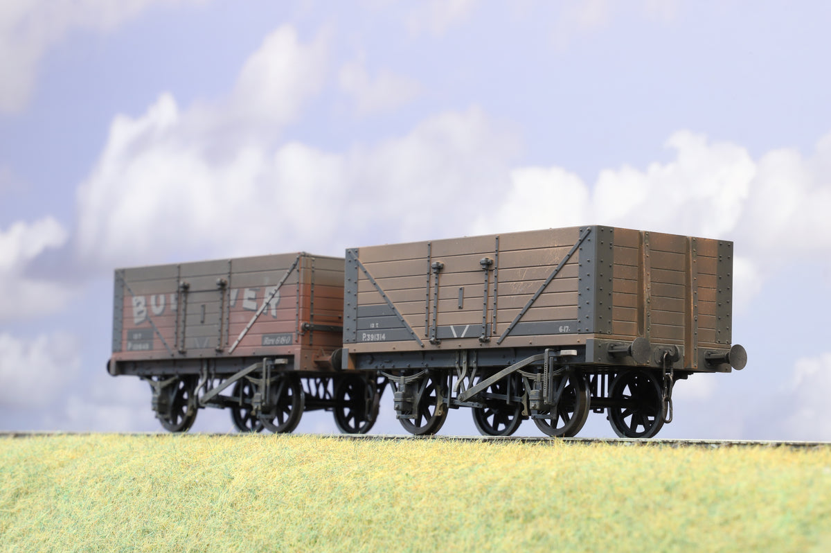 Lionheart Finescale O Gauge Pair of 7 Plank BR Wagons, Weathered