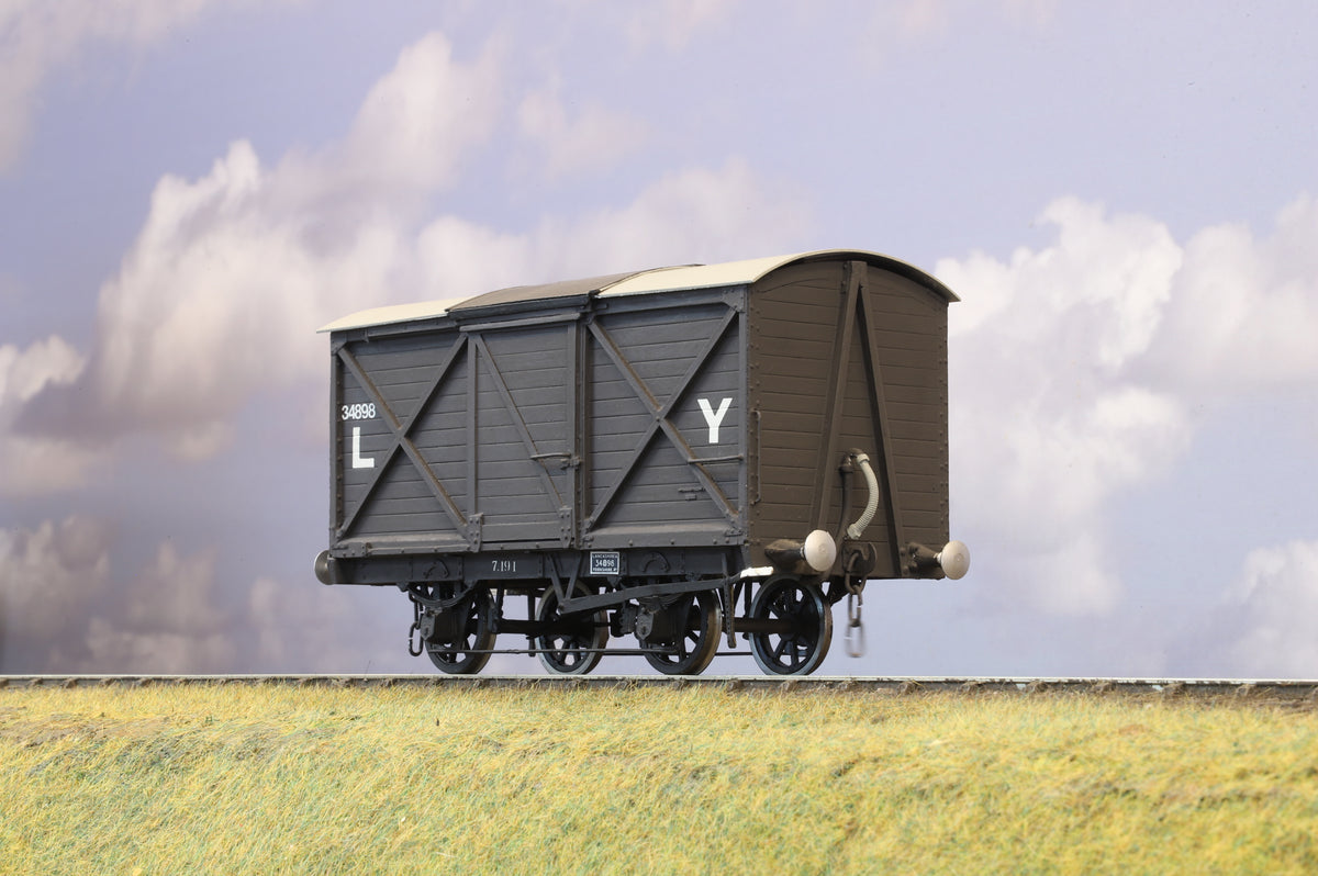 Kit Built Finescale O Gauge Lancashire &amp; Yorkshire Van (Tarpaulin roof)