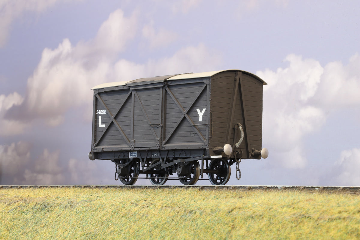 Kit Built Finescale O Gauge Lancashire &amp; Yorkshire Van (Tarpaulin roof)