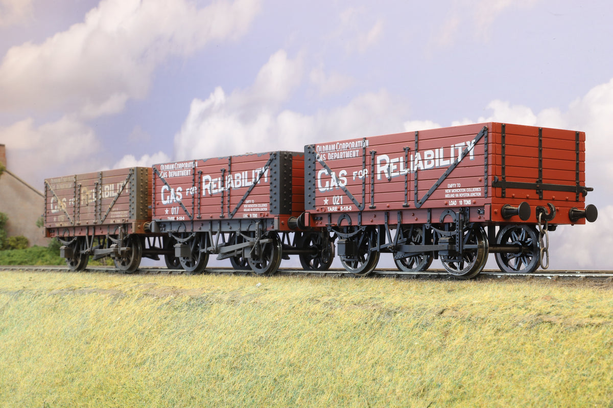 Accucraft Gauge 1 (1:32) Rake of 3 x Private Owner Wagons 'Gas for Reliability', Weathered