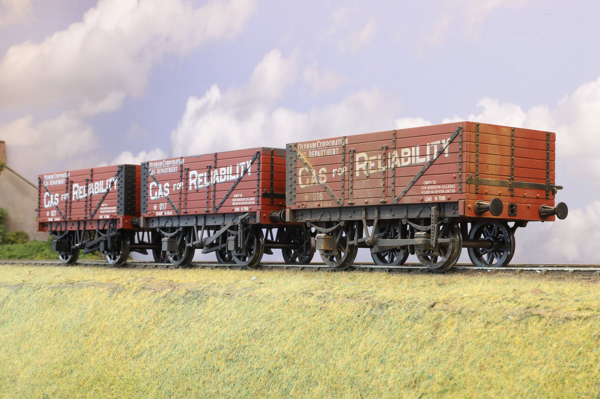 Accucraft Gauge 1 (1:32) Rake of 3 x Private Owner Wagons 'Gas for Reliability', Weathered