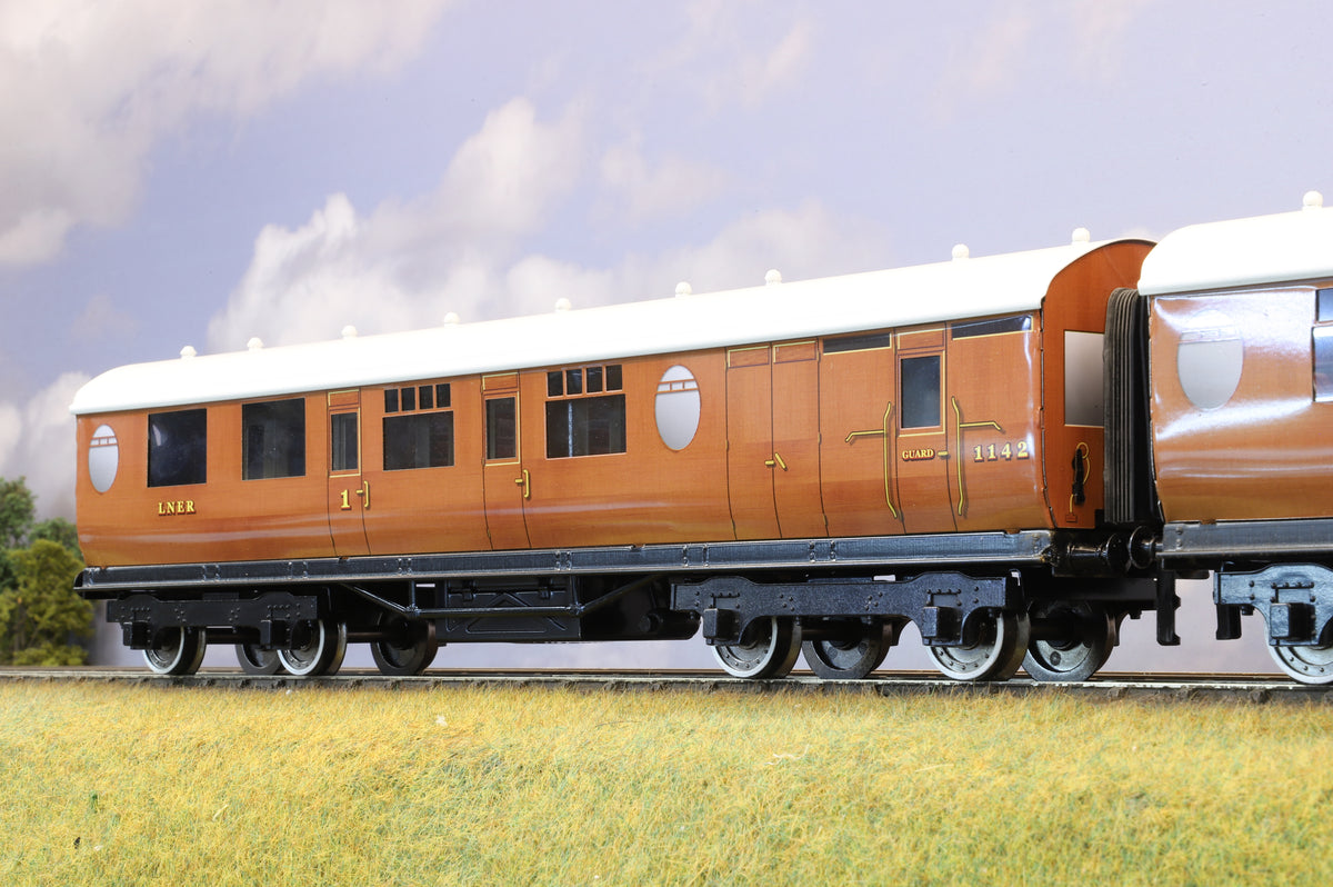 Darstaed Coarse Scale O Set of 3 LNER Thompson Coaches Teak &#39;Set B&#39;