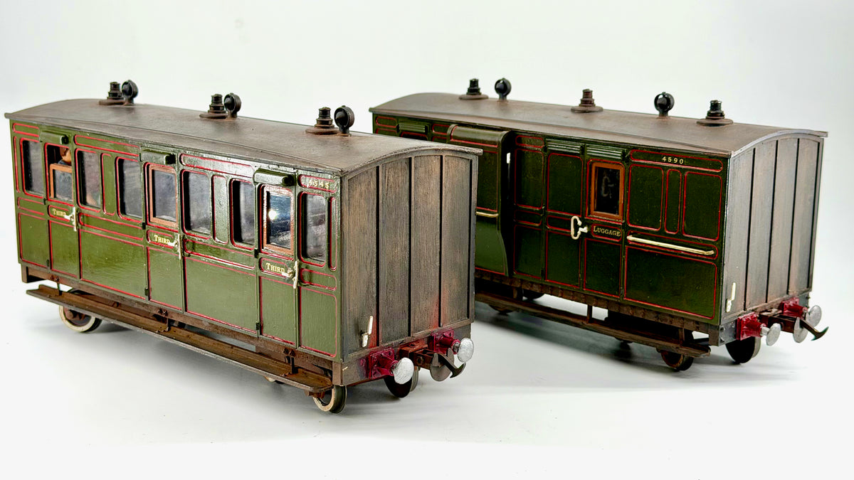 Kit-Built 16mm (45mm Gauge) Pair of Narrow Gauge Bogie Coaches, Lined Green