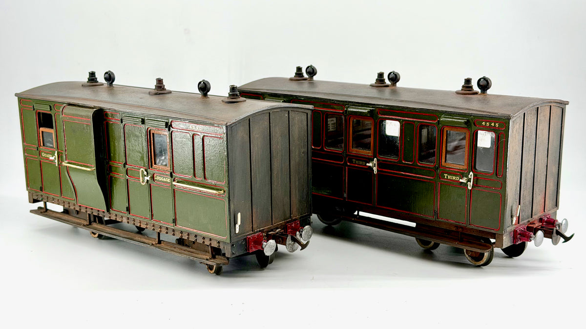 Kit-Built 16mm (45mm Gauge) Pair of Narrow Gauge Bogie Coaches, Lined Green