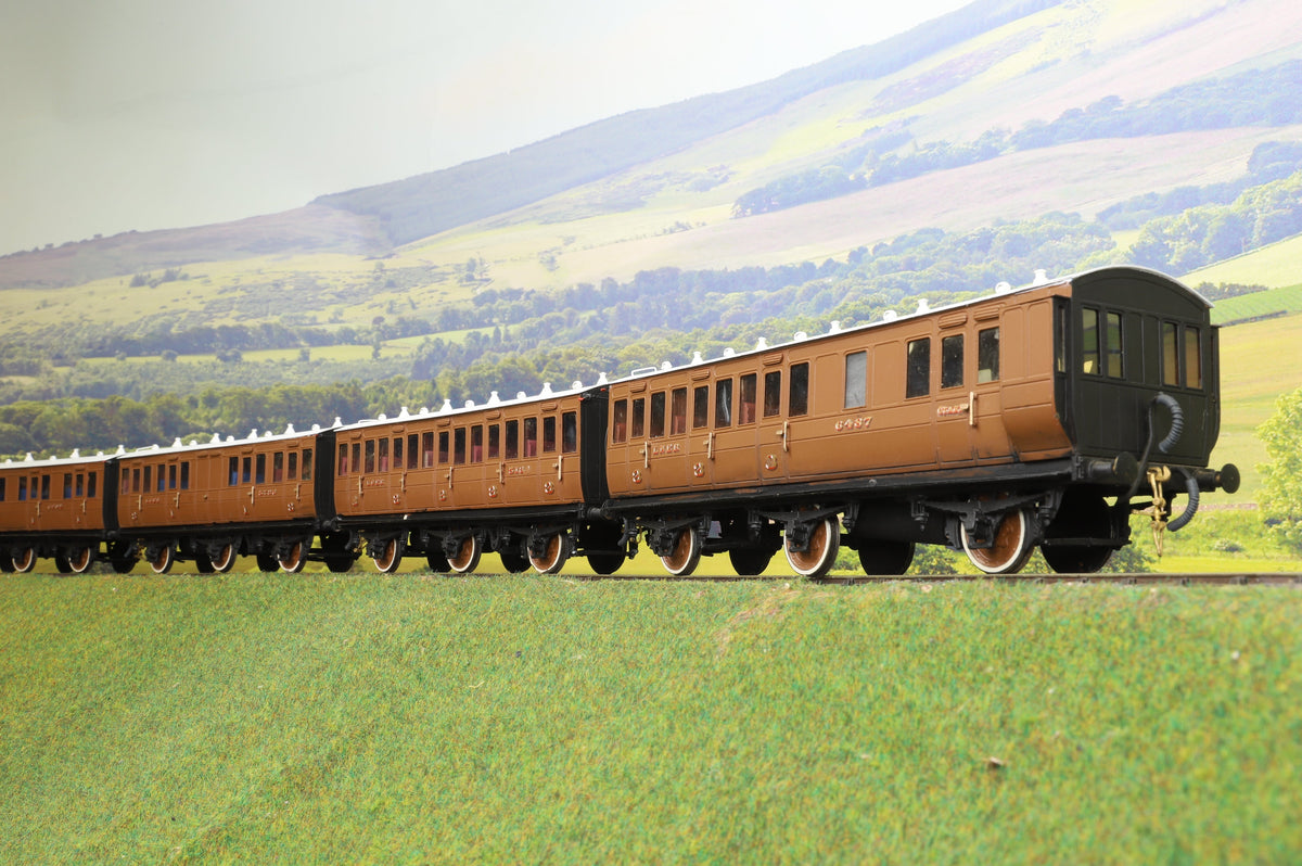 Lawrence Scale Models Kit Built O Gauge Rake of four 6-wheel coaches LNER Brown