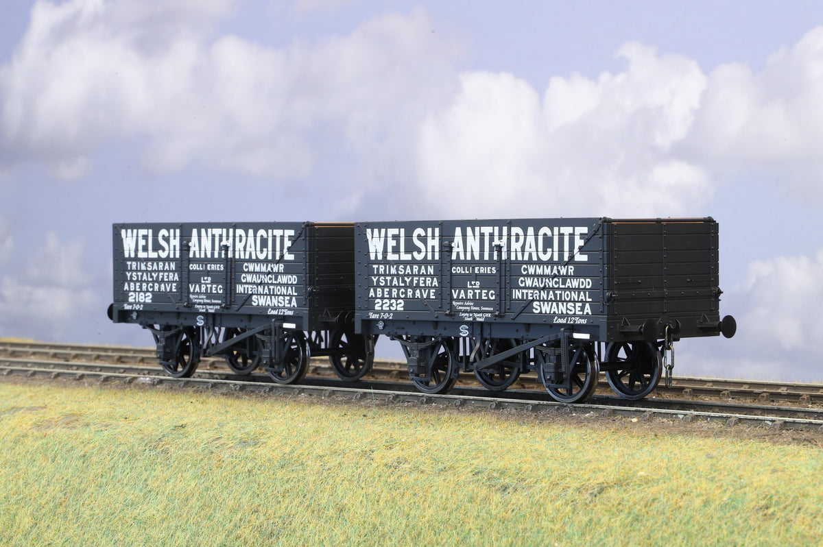 Lionheart Finescale O Gauge 'Super 0' Pair of Seven Plank Wagons 'Welsh Anthracite'