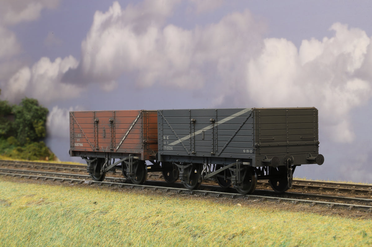 Lionheart Finescale O Gauge Pair of LMS & LNER 7 Plank Open Wagons, Weathered