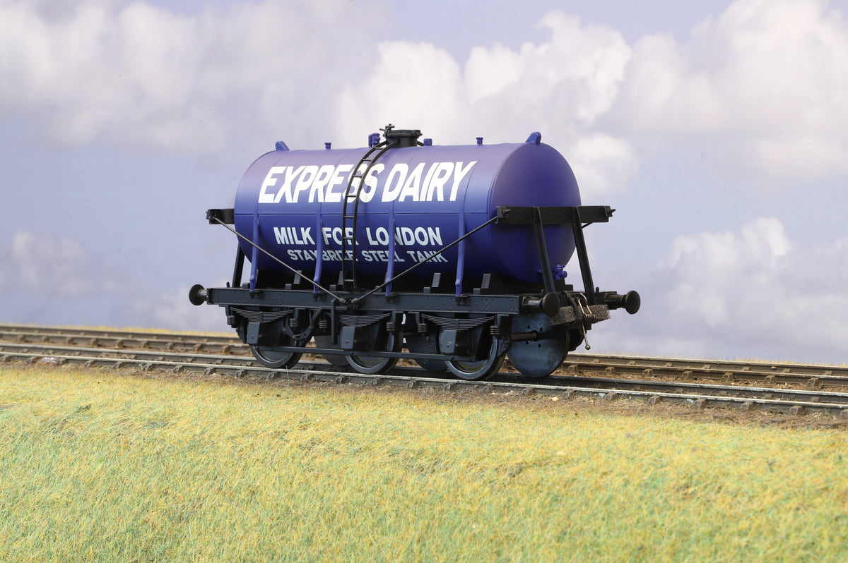 Dapol Finescale O Gauge Six Wheel Tank 'Express Dairy'