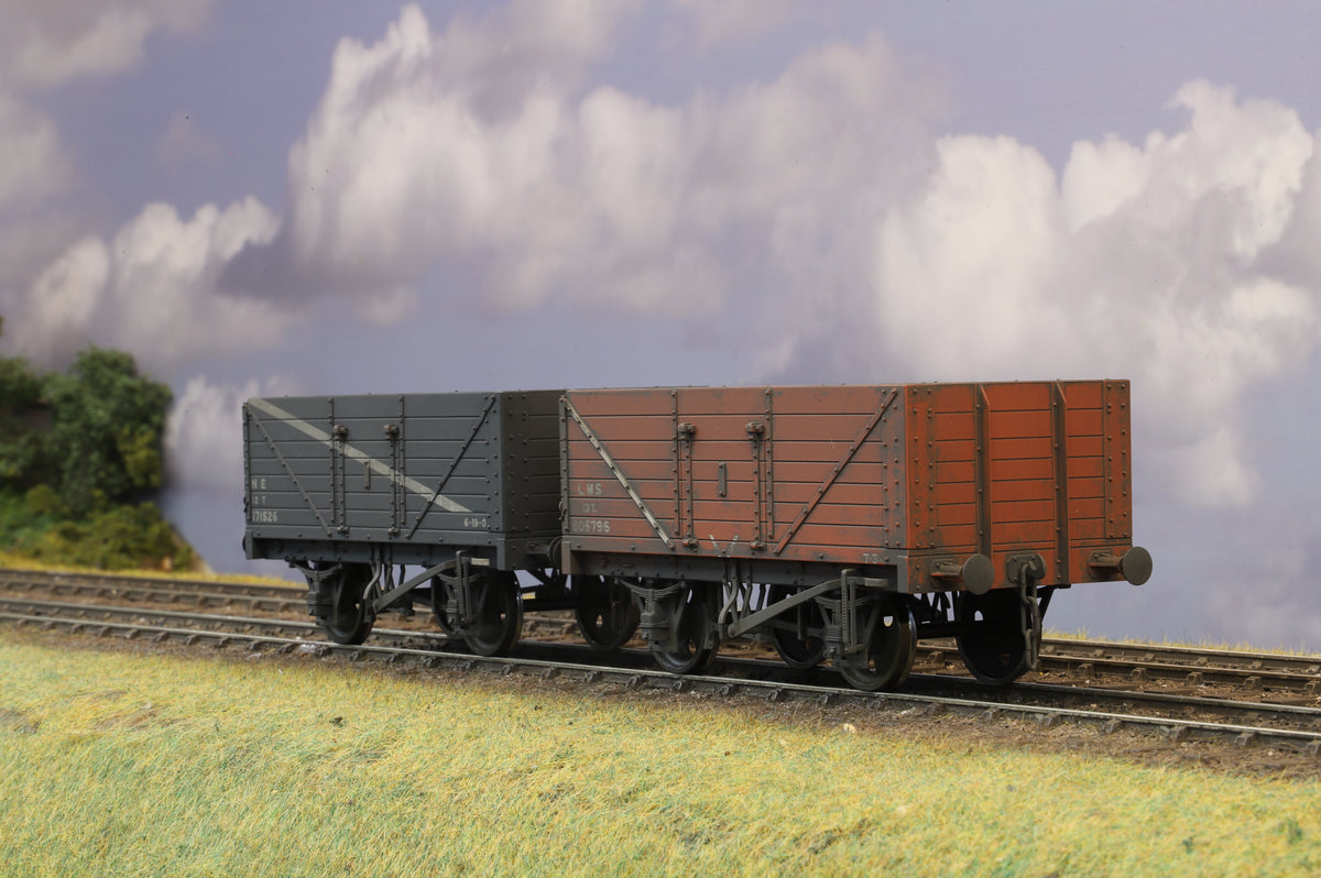 Lionheart Finescale O Gauge Pair of LMS & LNER 7 Plank Open Wagons, Weathered