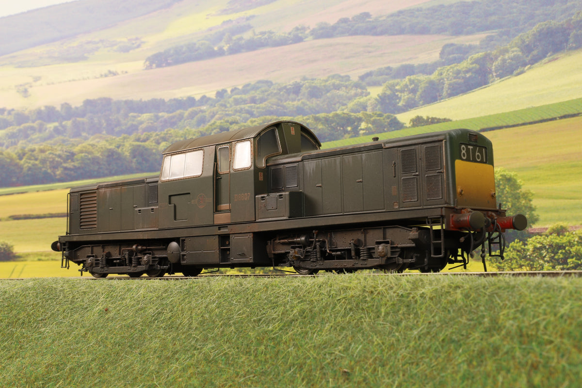 Heljan 7mm Finescale O Gauge Class 17 D8607 Green with Small Yellow Panels, Weathered with DCC Sound