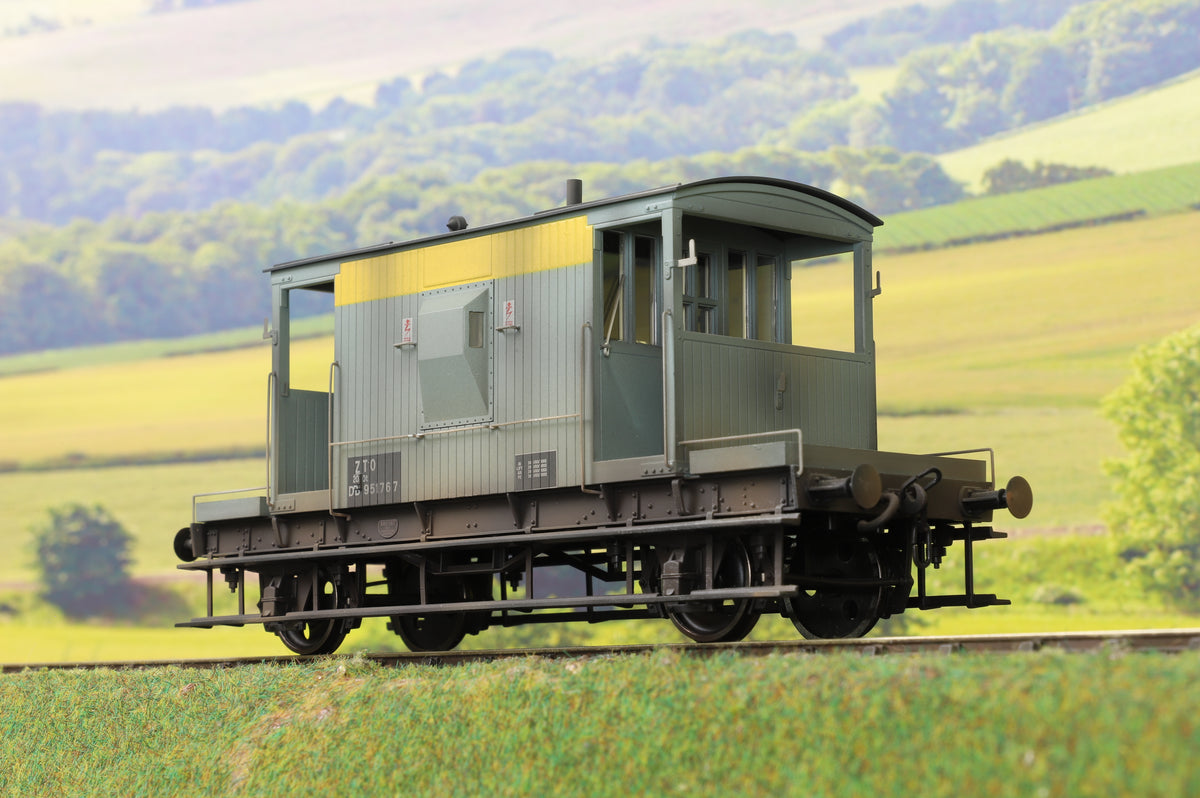 Dapol 7F-200-014 O Gauge 20T Brake Van Engineers Grey/Yellow &#39;DB951767&#39; Weathered