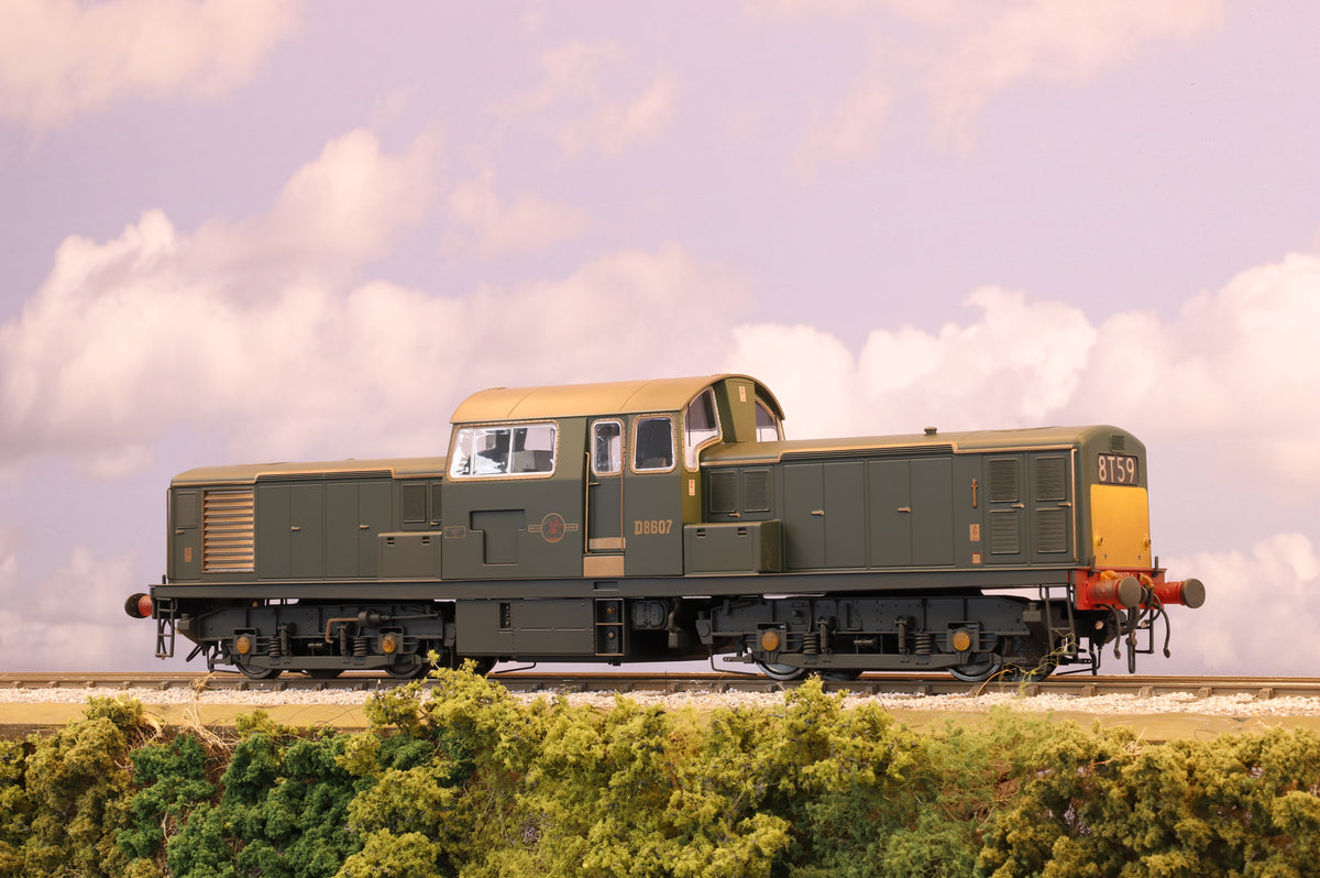 Heljan O Gauge Class 17 &#39;Clayton&#39; No.D8607 in BR Green, Weathered
