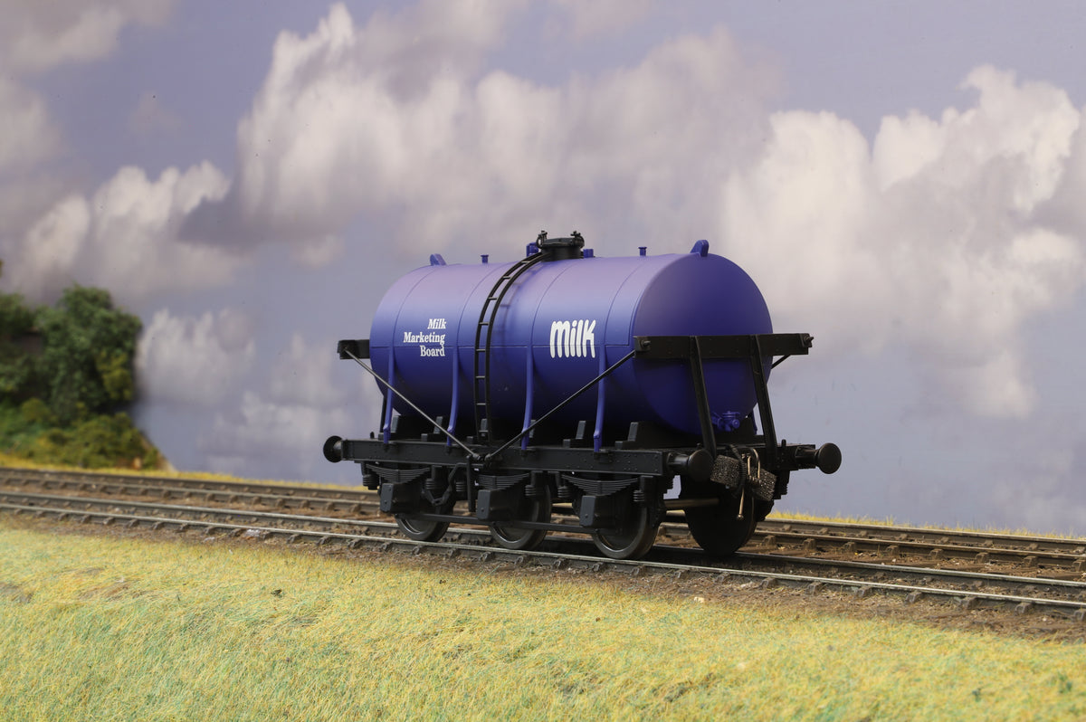 Dapol Finescale O Gauge 6 Wheel Milk Tanker 'Milk Marketing Board'