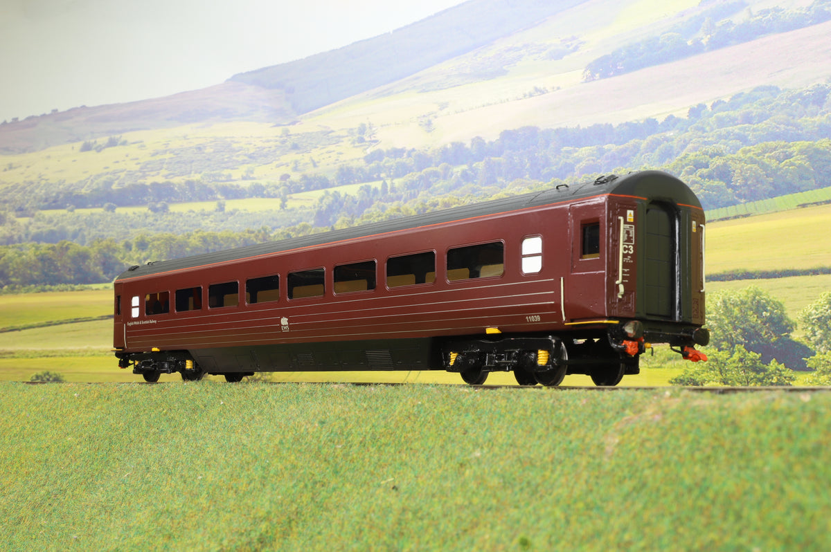 PRMRP Kit Built Finescale O Gauge 3 Coach Rake, EWS Corporate Train