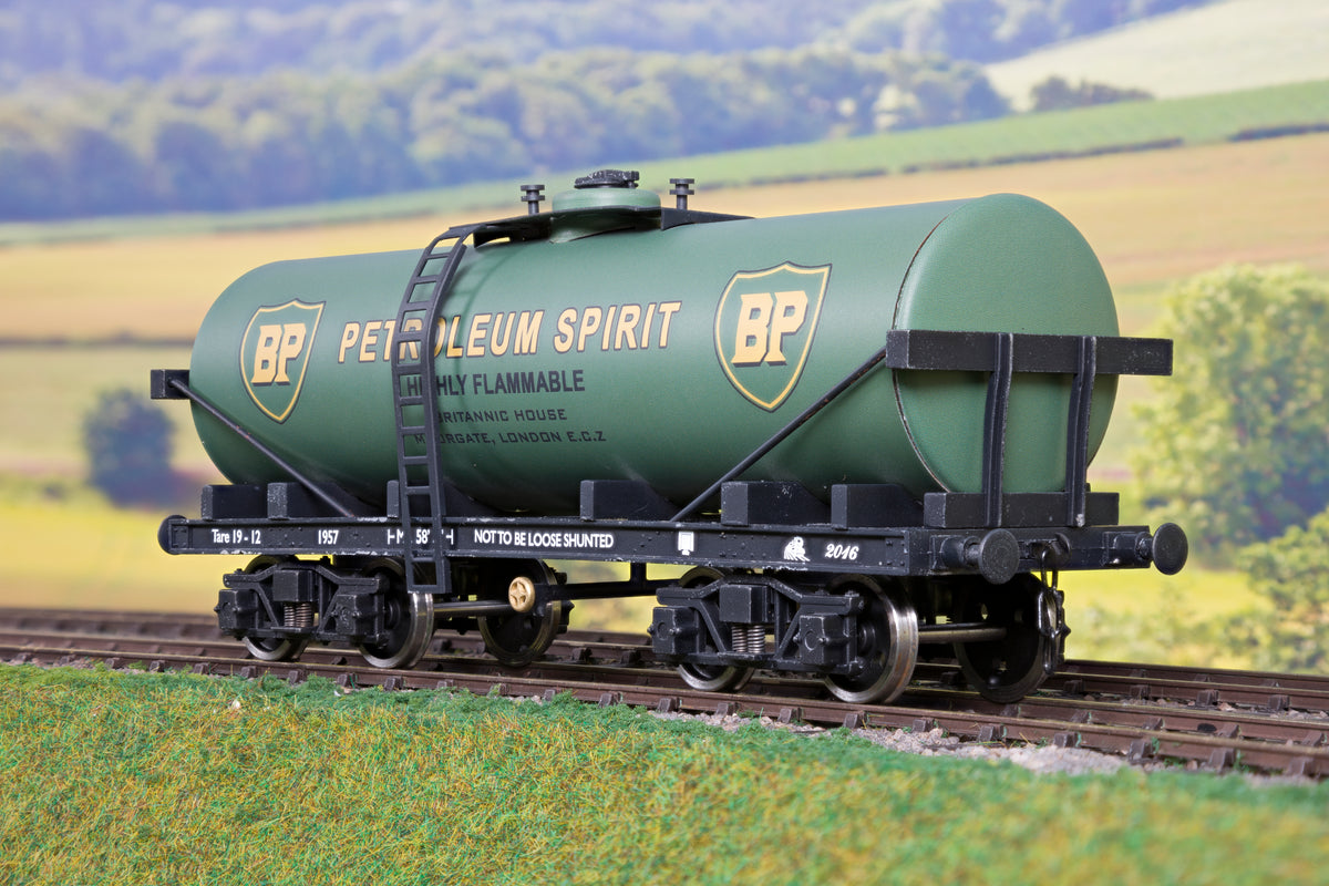Darstaed D31-14 7mm Finescale O Gauge Bogie Tanker, Post-War 'BP Petroleum Spirit'