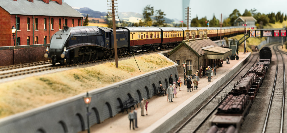 Darstaed D24-ELZ-1 Finescale O Gauge BR (Ex-LNER) Thompson &#39;The Elizabethan&#39; 11-Coach Set, Limited Edition