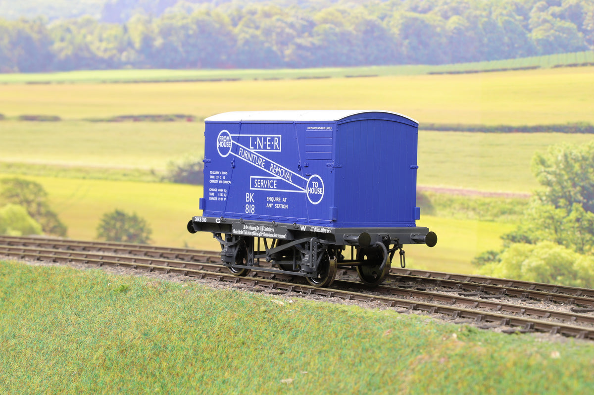 7F-037-011 O Gauge GWR Conflat &#39;39330&#39; with LNER container